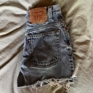 LEVI’S CUTOFF SHORTS